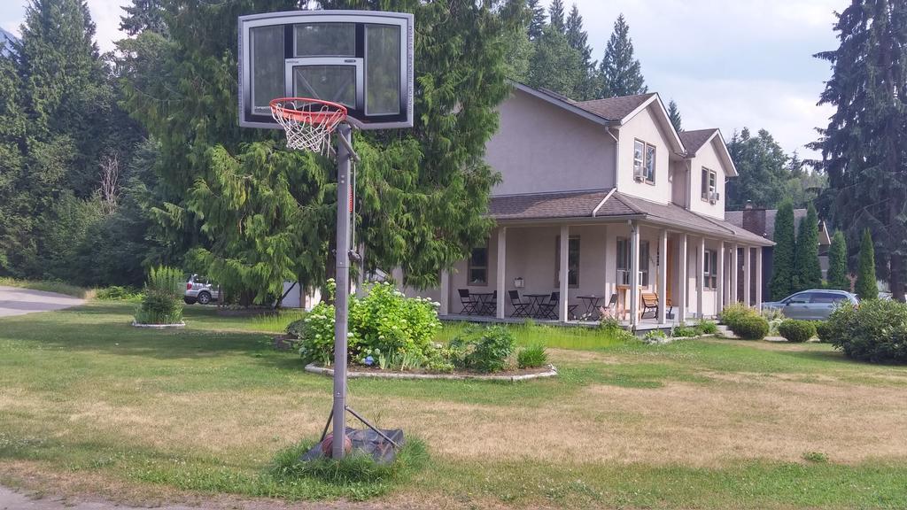 Cornerstone Bed And Breakfast Revelstoke Zewnętrze zdjęcie