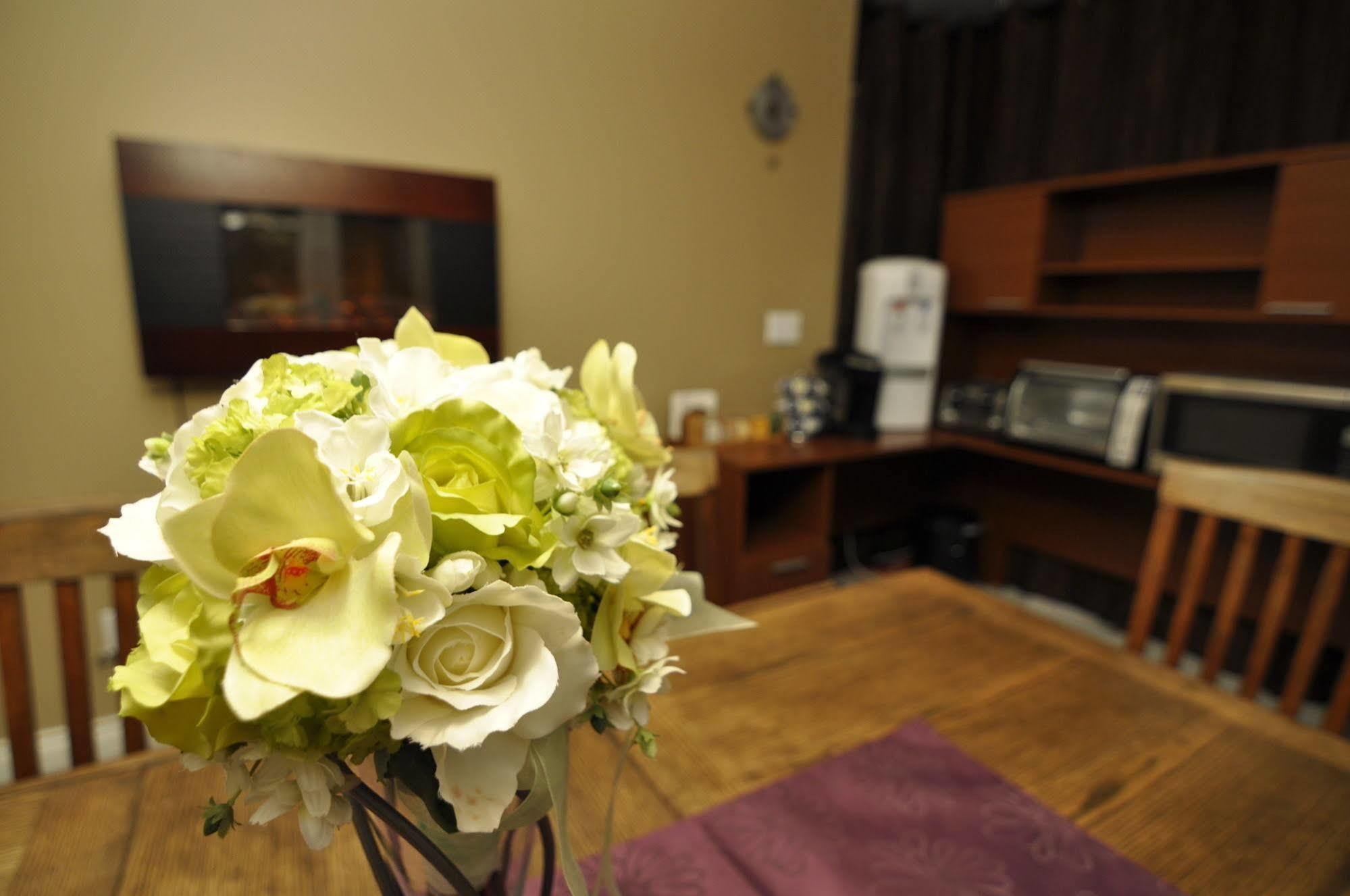 Cornerstone Bed And Breakfast Revelstoke Zewnętrze zdjęcie